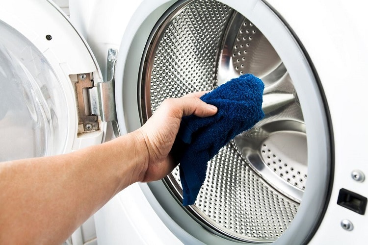 Khử mùi máy giặt bằng cách vệ sinh trực tiếp